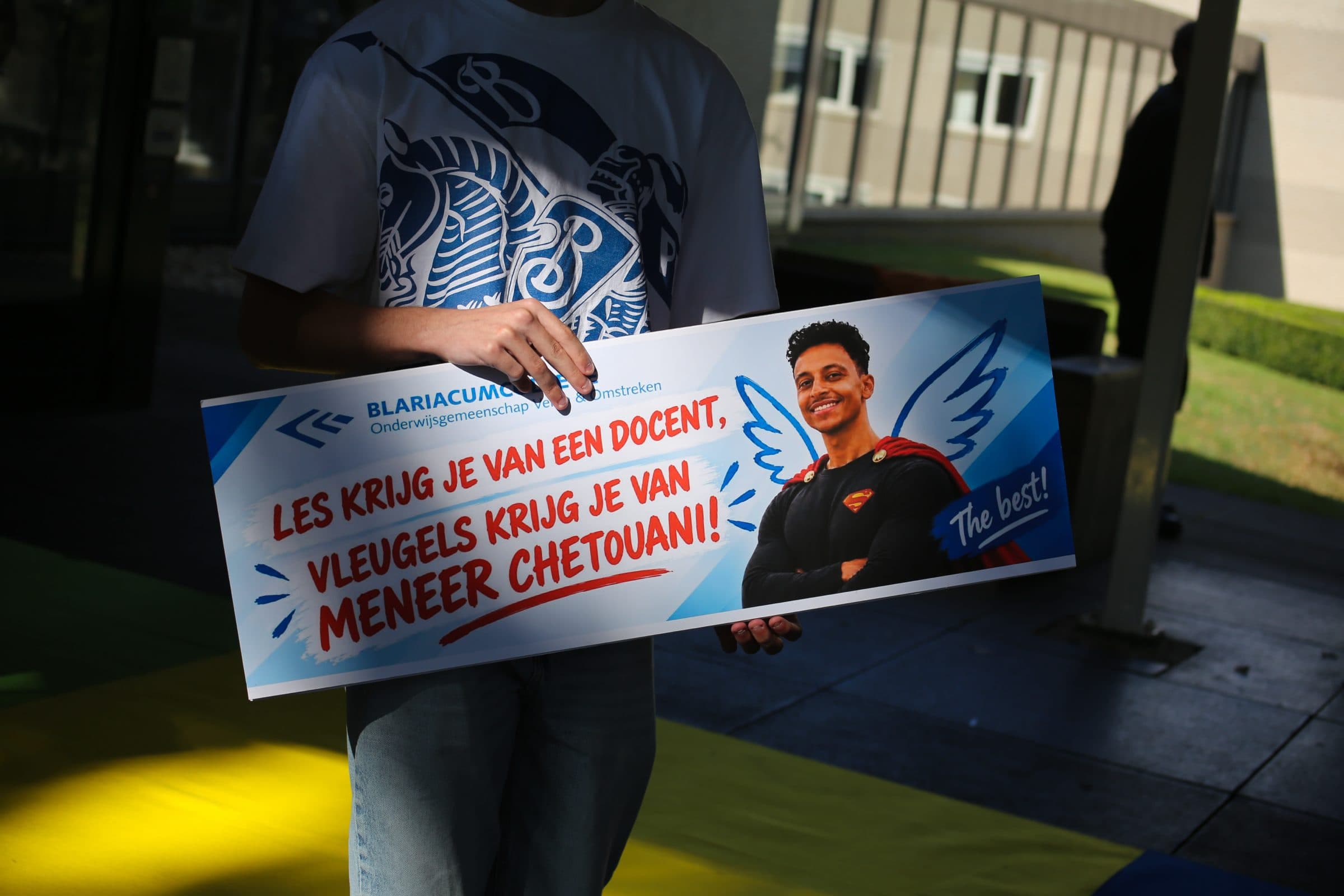 Spandoek van leerlingen: 'Les krijg je van een docent, vleugels krijg je van meneer Chetouani!'