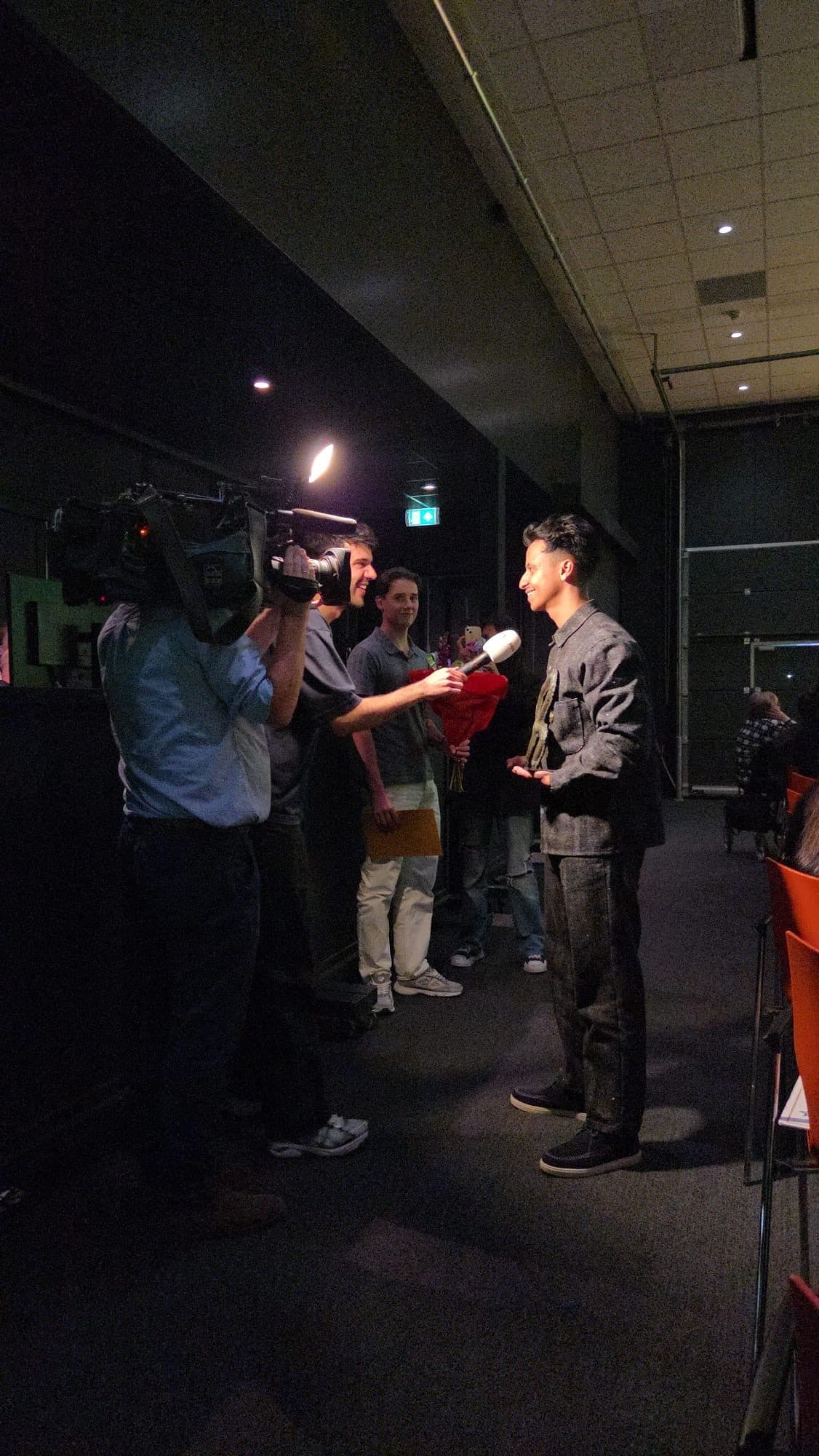 Bilal wordt na de uitreiking geïnterviewd door een cameraploeg