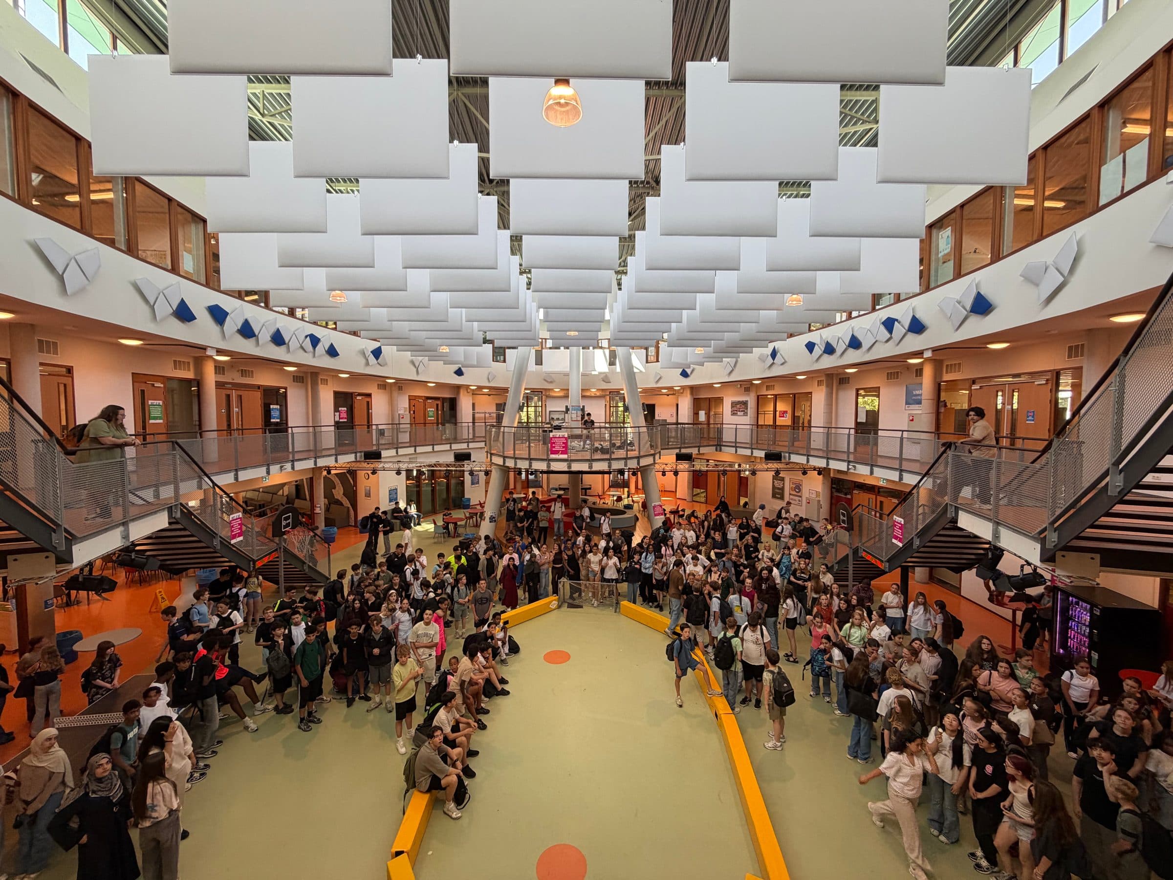 Het atrium van het Blariacumcollege, van bovenaf gezien, vol leerlingen